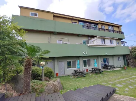 Jeju Oreum Pension Отели рядом с достопримечательностью «Dolgeobugi Suseok Bakmulkwan»