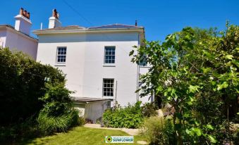 Arden Villa, Sleeps 8, Moments from the Golden Sandy Beach of Ryde