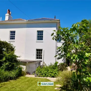 Arden Villa, Sleeps 8, Moments from the Golden Sandy Beach of Ryde