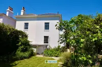 Arden Villa, Sleeps 8, Moments from the Golden Sandy Beach of Ryde
