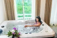 Hotel C7 Munnar - Hot Tub