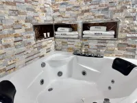 2H Hotel - Hot Tub