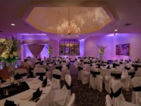 D. Hotel Suites & Spa Hotels in Holyoke