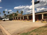 Village Inn Cotulla - parking