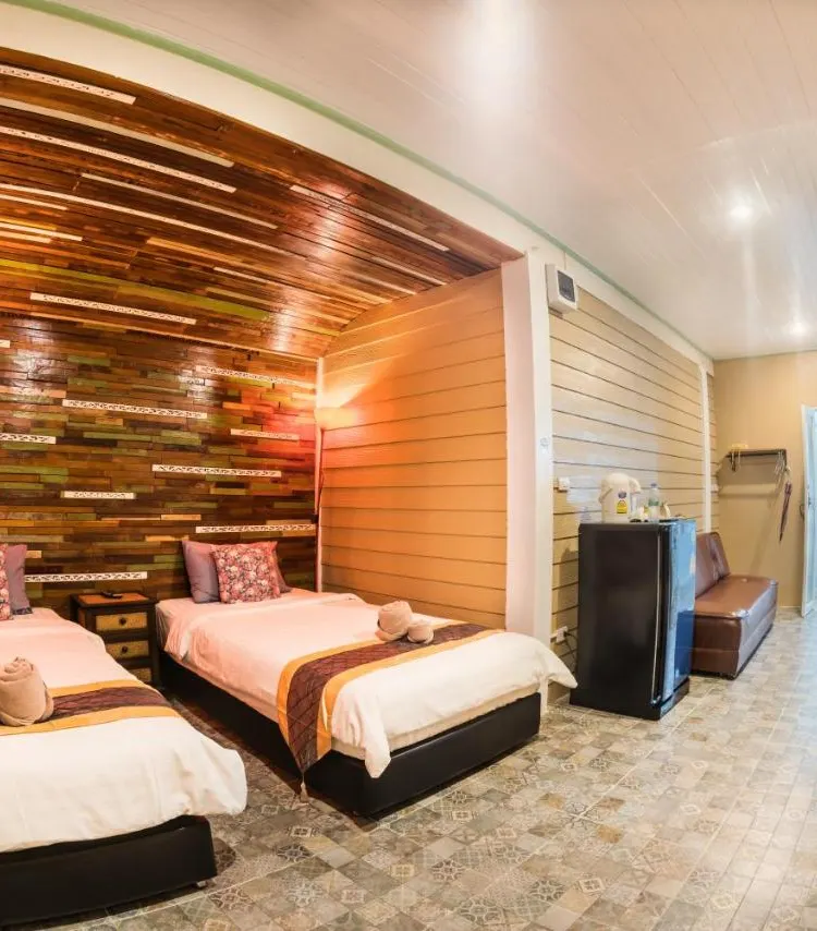 ห้องเตียงแฝดพร้อมพื้นที่ฝักบัว