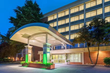 Holiday Inn Express & Suites Charlottesville Отели рядом с достопримечательностью «The Corner»