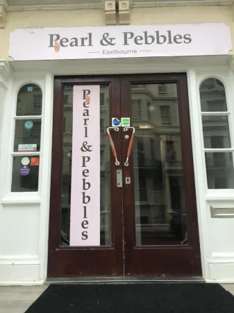 Pearl & Pebbles Eastbourne Отели рядом с достопримечательностью «Nigel Greaves Gallery»