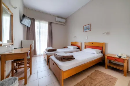 Delfini Hotel Отели рядом с достопримечательностью «Hellenic Open University Laboratories»