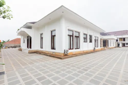 RedDoorz Premium Near Stasiun Lenteng Agung