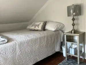 Getaway Country Cottage -Entire House w/ Fireplace