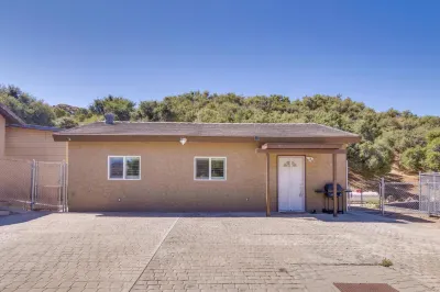 Cozy Santa Clarita Cottage Near Parks & Trails! Hotels near Pyramid Lake