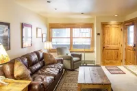 Cimarron Lodge 22 by AvantStay Ski-InSki-Out Property in Complex w Two Hot Tubs Permit12986