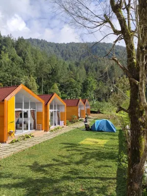 Glamping Azalea Tawangmangu - pemandangan pegunungan