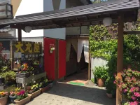 大丸屋日式旅館 湯田中渋溫泉郷ゲート附近的飯店