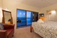By the Bay Beachfront Apartments Hotel a Coopers Beach