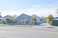298 Westside Motor Lodge Hotels near Cutler Park