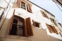 M & J Central Suites - 3 estrellas