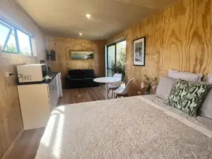 Mangawhai Studio and a Room in Guest's House