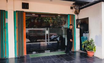 Reddoorz Plus Near Makassar Town Square
