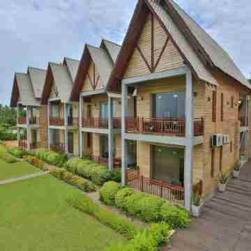 Laya Waves Hotel Exterior