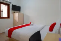 RedDoorz Near Alun Alun Kudus 2 Các khách sạn ở Dawe