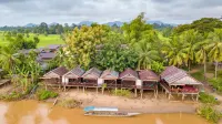 Mr Tho's Bungalows Hotels near Don Khone Island