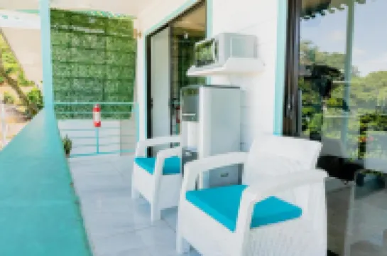 Ocean's Breeze Apartment and Rooms