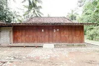 Homestay Mbah Parni Hotels near Jalan viral nanggulan