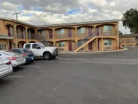 Desert Inn Motel - parking