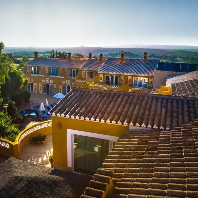 Montinho de Ouro Hotels near Boca do Rio Beach