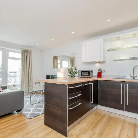 Roomspace Serviced Apartments - Abbot's Yard Отели рядом с достопримечательностью «Университет Суррей»