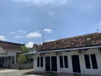 Recharge Cafe & Garasi Homestay Hotels in Ngampilan