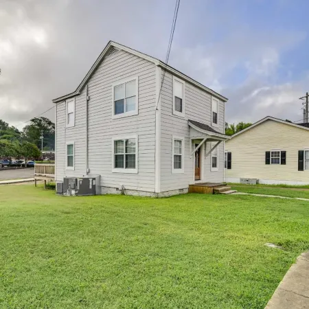 Cozy Starkville Apartment Walk to Main Street!