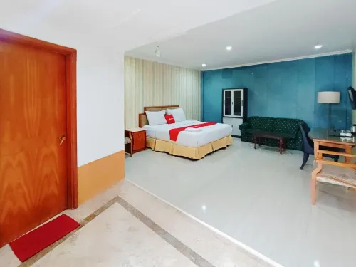 RedDoorz at Hotel Istana Permata Ngagel Surabaya