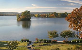 Lookout Point Lakeside Inn