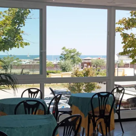 Hotel River Fronte Mare Con Piscina