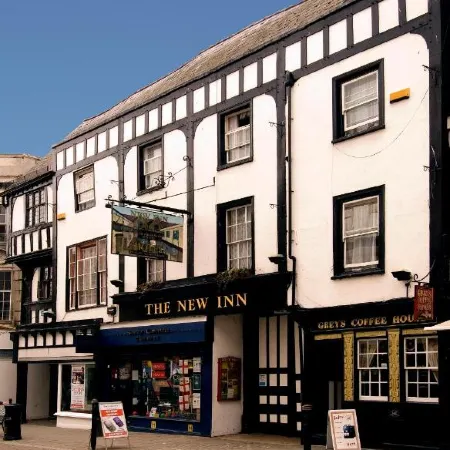The New Inn by Roomsbooked