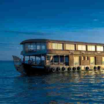 Harmony Houseboats Hotel Exterior