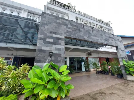 Ladja Hotel Sintang Отели в г. Ladang