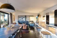 Cable Bay Views Hotels in Уаихеке