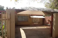 Protea Park Self Catering Guesthouse Отели рядом с достопримечательностью «Уотерфолл Молл Уотерфолл Парк»