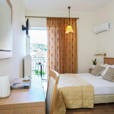 Saronis Hotel