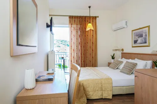 Saronis Hotel