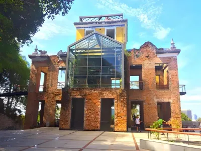 โรงแรมพาโนรามาอินน์ โรงแรมใกล้สนามกีฬา Apotheosis Square