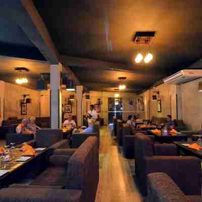 Villa Pinnawala Dining/Meeting Rooms