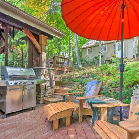 Screened Porch + 3 Decks: Beech Mountain Cabin