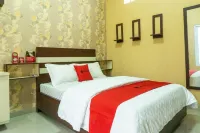 RedDoorz Near Benteng Van Den Bosch Hotel dekat Kali Tempuk Ngawi