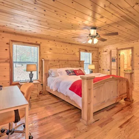 Hot Tub: 'Little Bear's Pond' Broken Bow Cabin