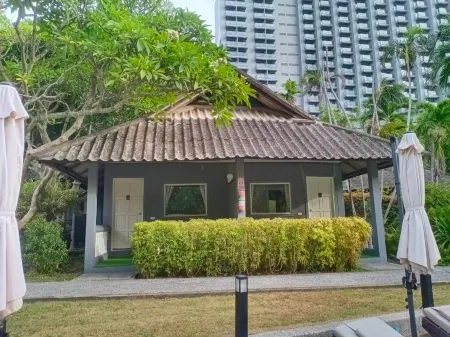 Let's Hyde Pattaya Resort & Villas - Pool Cabanas