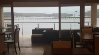 Phoenix Lodge and Waterside Accommodation - Bữa sáng